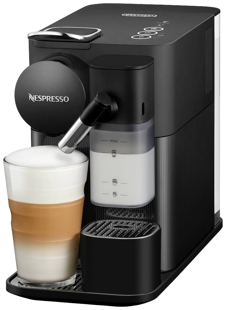 Eine schwarze Nespresso-Maschine mit Milchaufschäumer, die einen Latte Macchiato zubereitet. Ein Glas mit geschichtetem Kaffee und aufgeschäumter Milch.