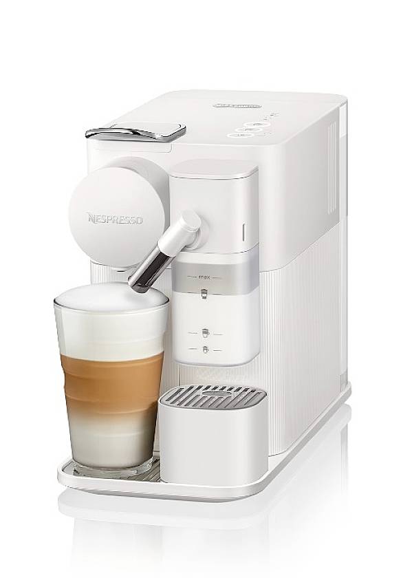 Kaffeemaschine in Weiß mit einer Tasse, die mit Milchschaum befüllt wird.