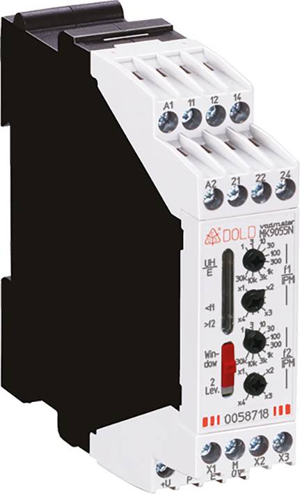 Weiß-schwarzes elektrisches Schaltgerät mit Schraubklemmen und Reglern für Spannungseinstellungen.