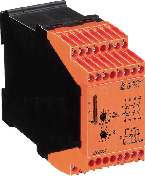 Ein oranges Sicherheitsrelais, schwarz ummantelt, zeigt Schaltkreis, LEDs und Anschlüsse. Geeignet für industrielle Sicherheitsanwendungen.