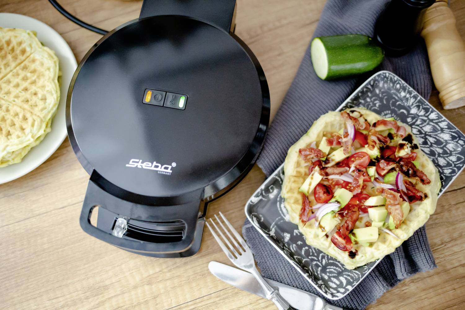 Steba WE 1 Waffeleisen Antihaftbeschichtung, Kontrollleuchte, klappbar, stufenloser Temperaturregler Schwarz