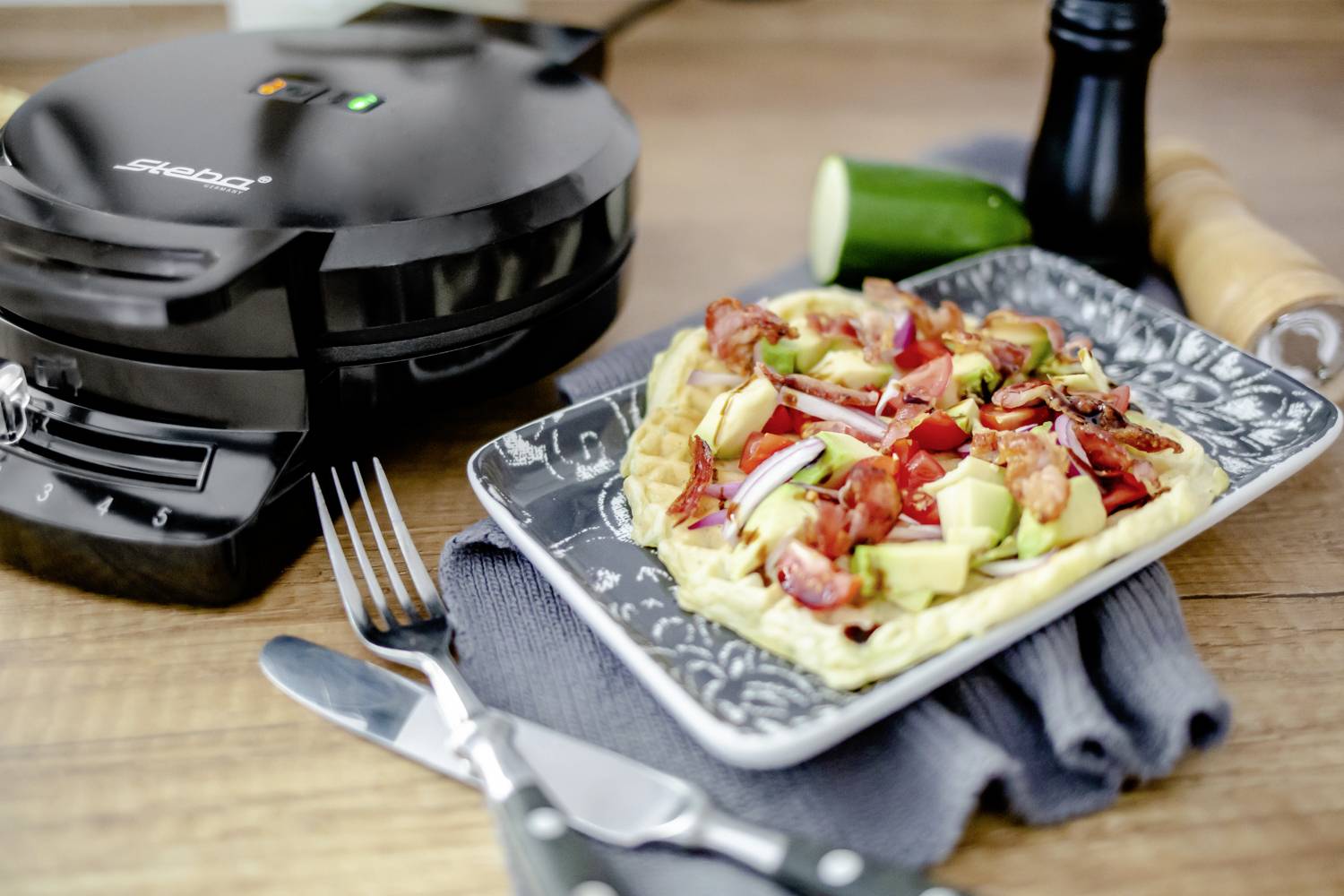 Steba WE 1 Waffeleisen Antihaftbeschichtung, Kontrollleuchte, klappbar, stufenloser Temperaturregler Schwarz