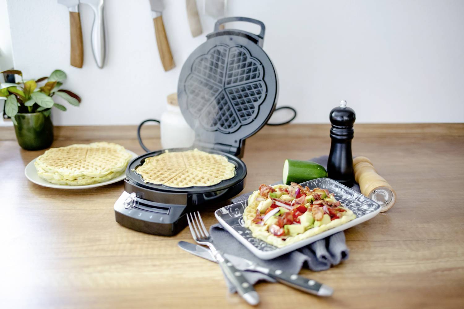 Steba WE 1 Waffeleisen Antihaftbeschichtung, Kontrollleuchte, klappbar, stufenloser Temperaturregler Schwarz