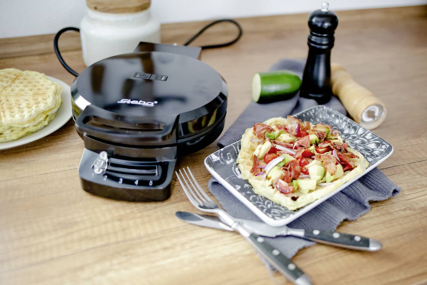 Steba WE 1 Waffeleisen Antihaftbeschichtung, Kontrollleuchte, klappbar, stufenloser Temperaturregler Schwarz