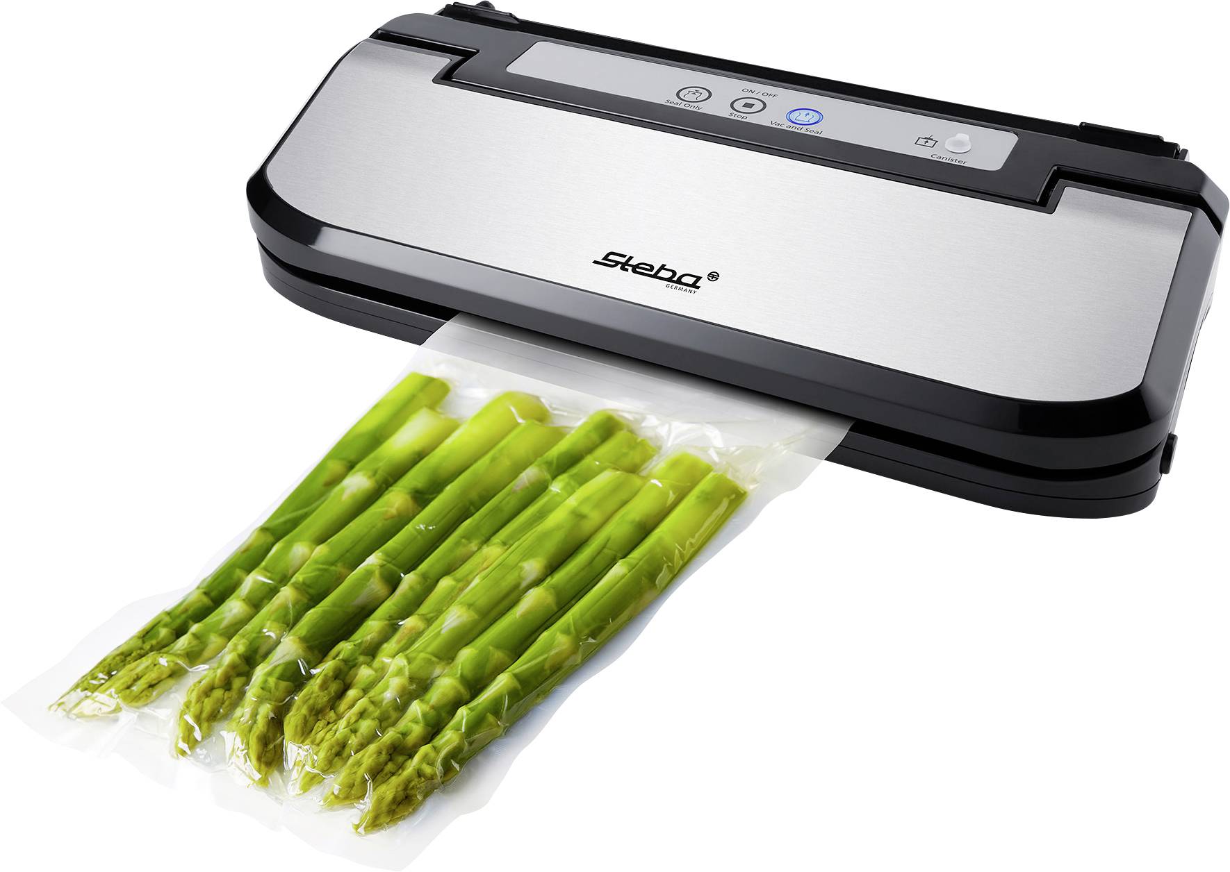 Vakuumiergerät verschweißt grüne Spargelstangen in einem Beutel. Gerät liegt auf weißem Hintergrund, Marke 'Steba' erkennbar.
