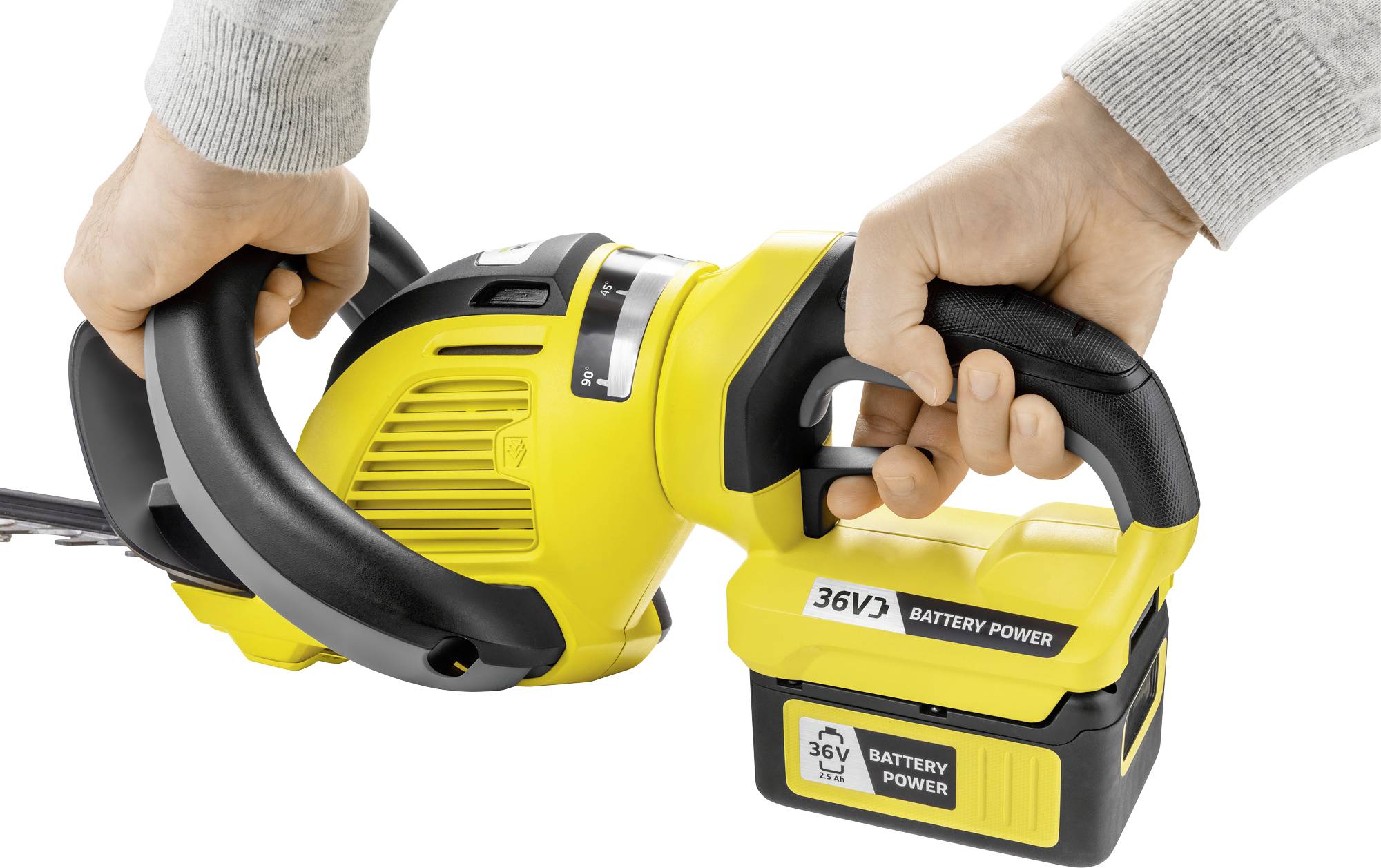 Zwei Hände halten eine gelbe, kabellose Elektro-Kettensäge mit 36V Akku.