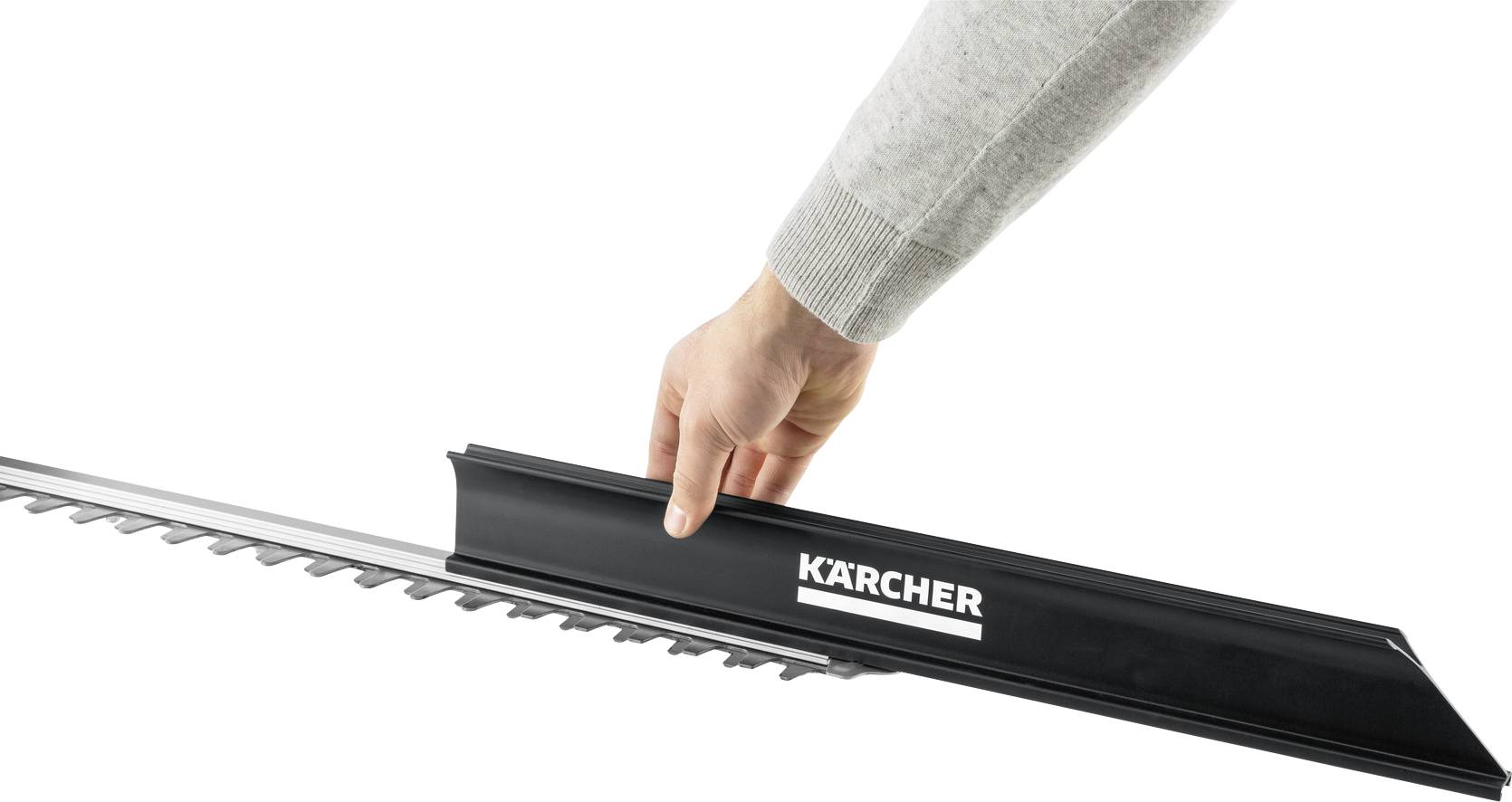 'Kärcher' Heckenscheren-Schutz wird von einer Hand auf eine Heckenschere aufgesetzt. Schützt Klingen und erleichtert Lagerung.