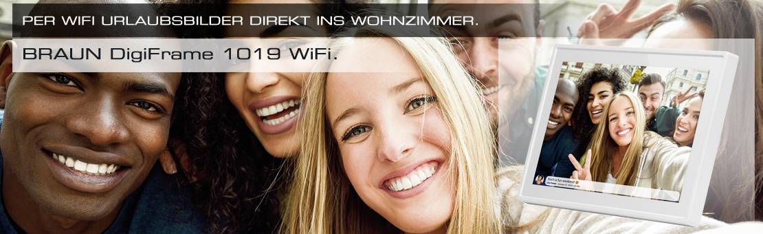 Gruppe junger Menschen lächelt in die Kamera. Daneben ein digitaler Bilderrahmen mit der Aufschrift 'Per WiFi Urlaubsbilder direkt ins Wohnzimmer'.