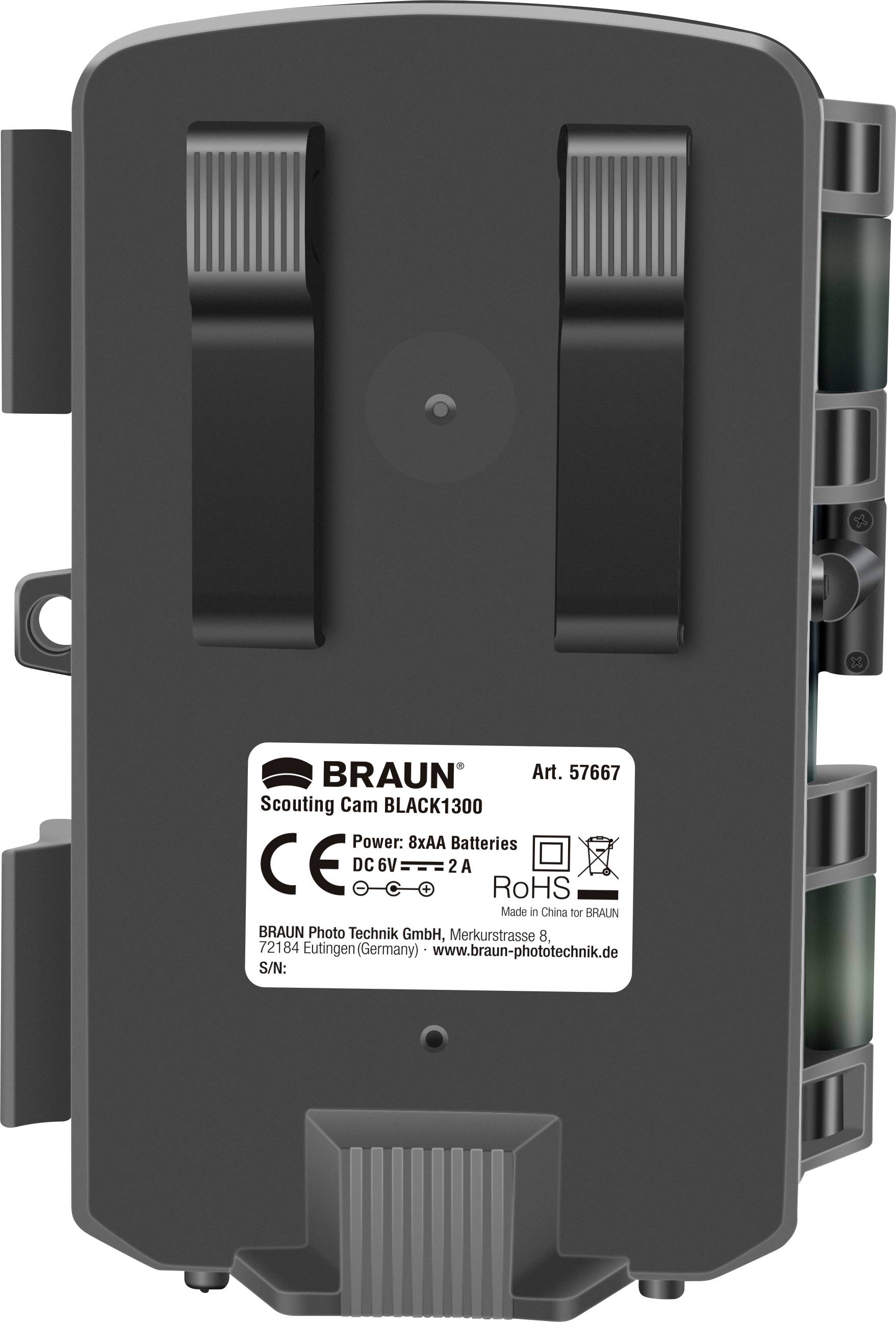 Rückseite einer schwarzen Wildkamera mit zwei Befestigungsklemmen und einem Etikett mit technischen Details und Herstellerinformationen.