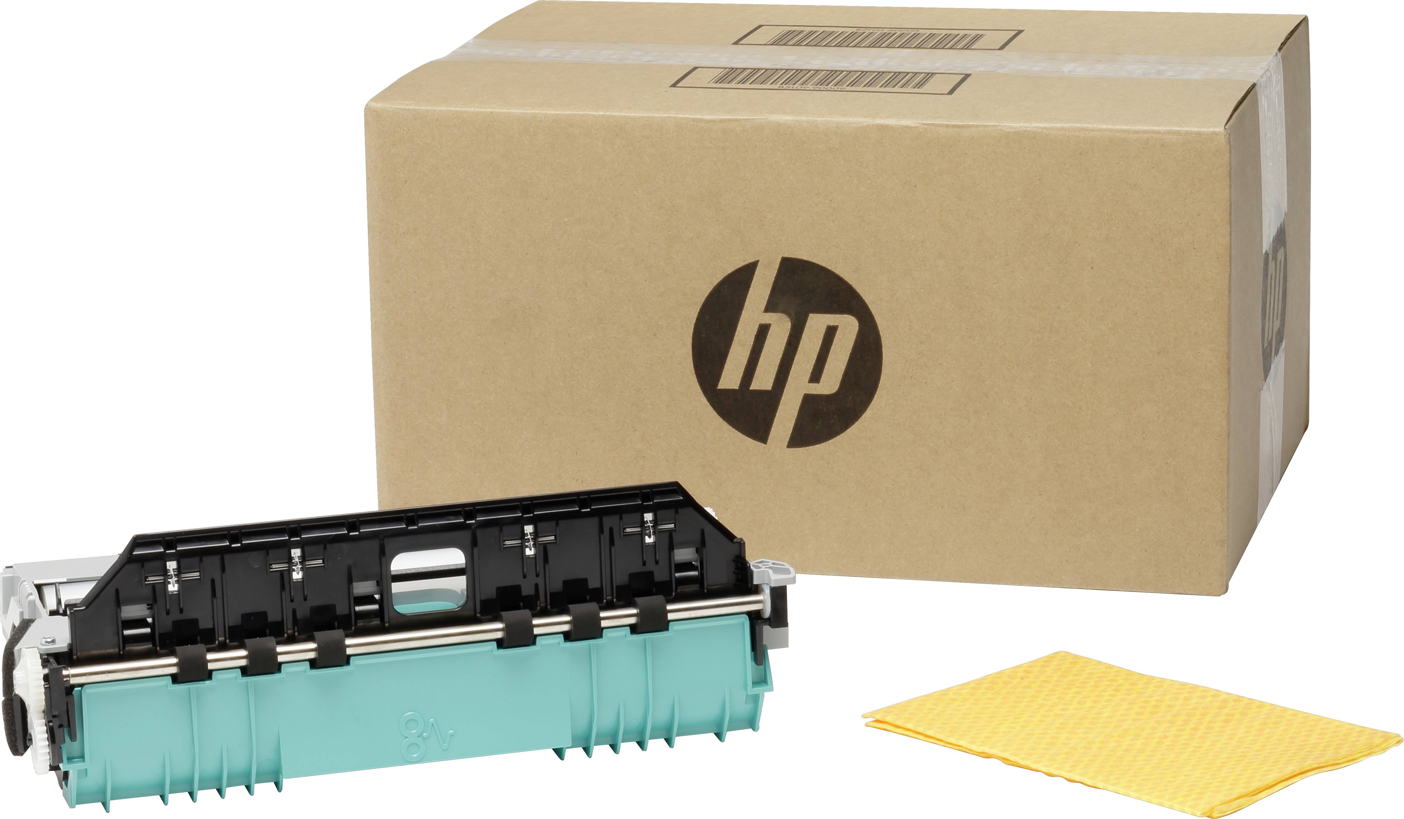 Druckertrommel und Karton mit HP-Logo auf braunem Hintergrund, neben einem gelben Reinigungstuch. Zubehör für Druckerwartung.
