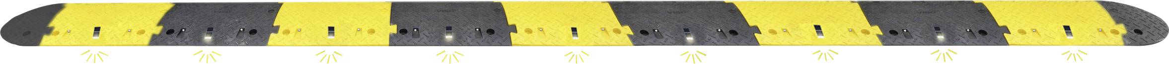 Eine schwarz-gelbe Bodenschwelle zur Geschwindigkeitsbegrenzung, bestehend aus alternierenden Streifen, verläuft horizontal.