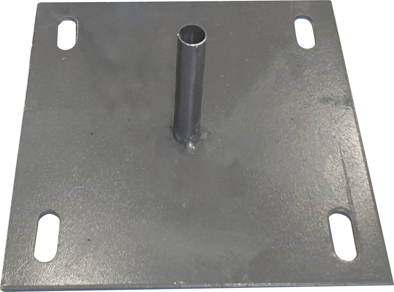 Metallplatte mit mittigem vertikalem Rohr und vier abgerundeten Befestigungslöchern an den Ecken.