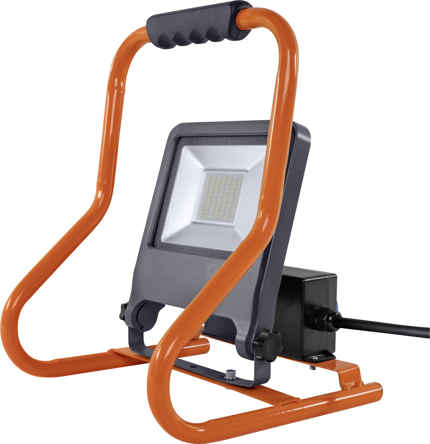 Ein tragbarer LED-Baustrahler mit orangefarbenem Rahmen, geeignet für Baustellenbeleuchtung, steht auf einem flachen Untergrund.