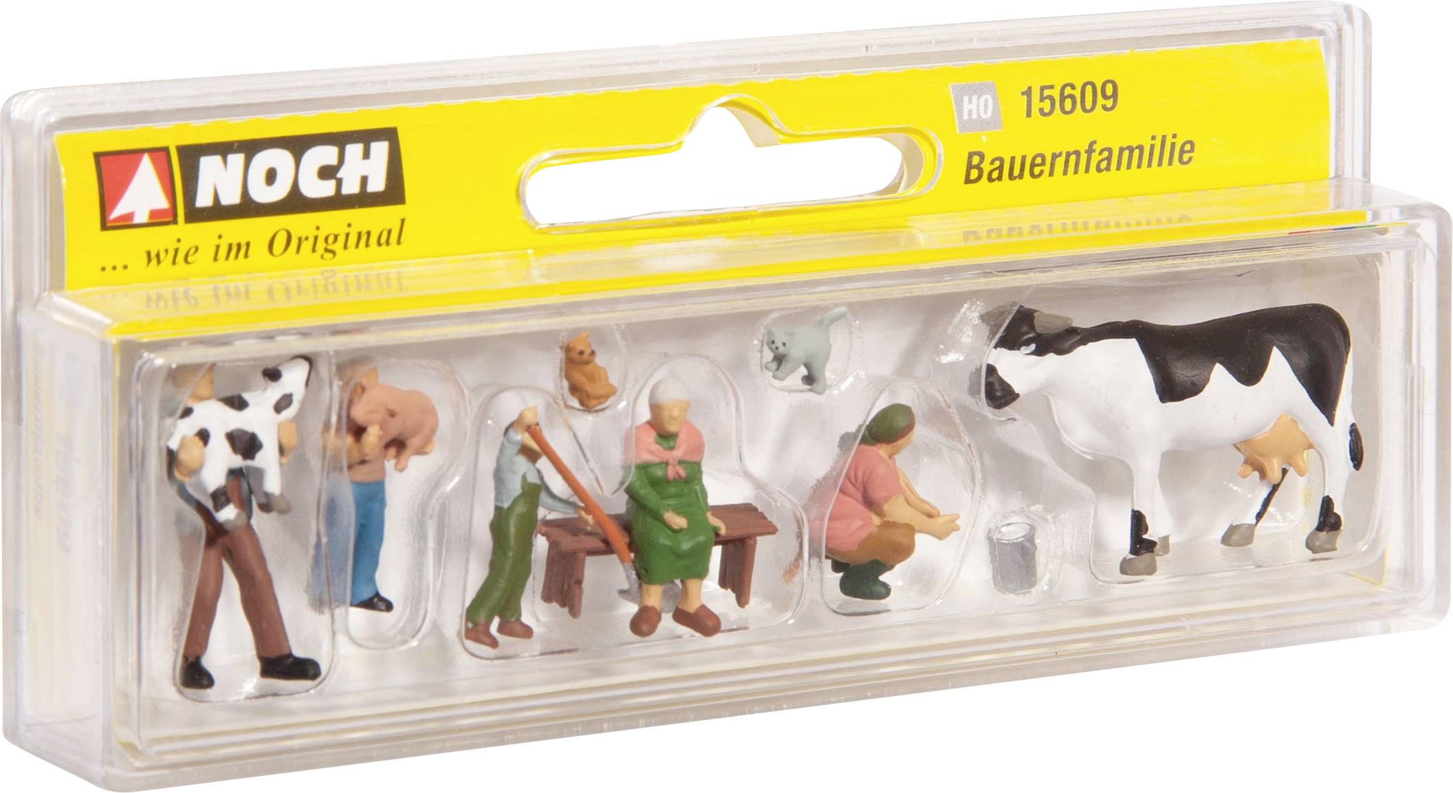 Plastikverpackung mit Miniaturfiguren einer Bauernfamilie bei der Arbeit: Melker, Kuh, Traktorfahrer, Bauer und Bäuerin, mit gelber Oberseite.