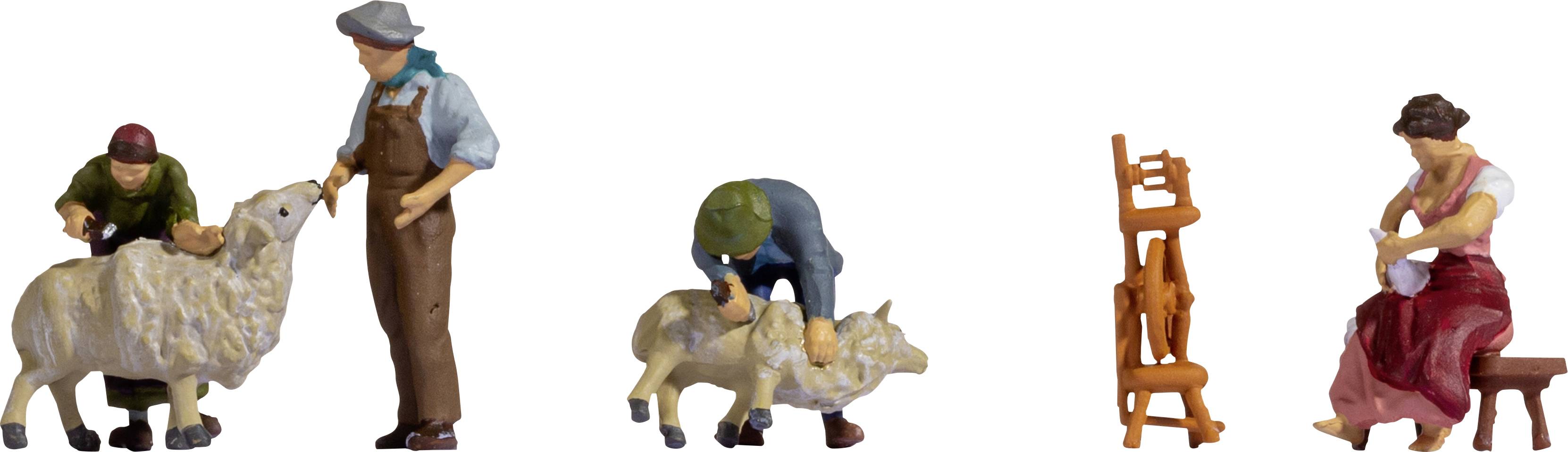 Zwei Figuren scheren Schafe; im Hintergrund ist ein Spinnrad zu sehen, an dem eine andere Figur Wolle spinnt.