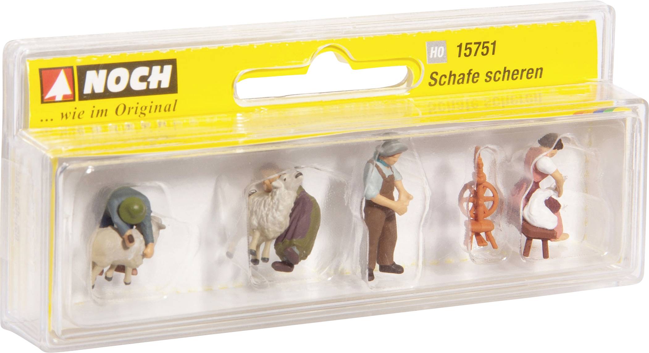 Eine Verpackung mit Miniaturfiguren: eine Person schert ein Schaf, ein Mann mit Schaf, eine Frau spinnt Wolle, Aufschrift 'Schafe scheren'.