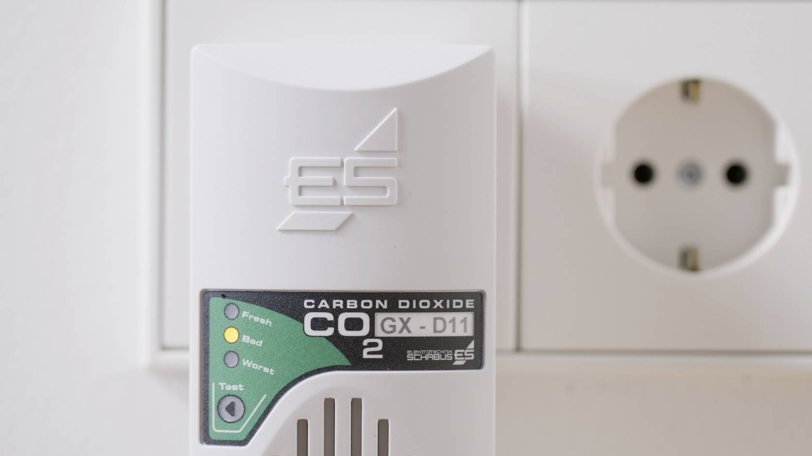 Schabus GX-D11 Luftgütesensor mit internem Sensor netzbetrieben, über Steckdose detektiert Kohlendi