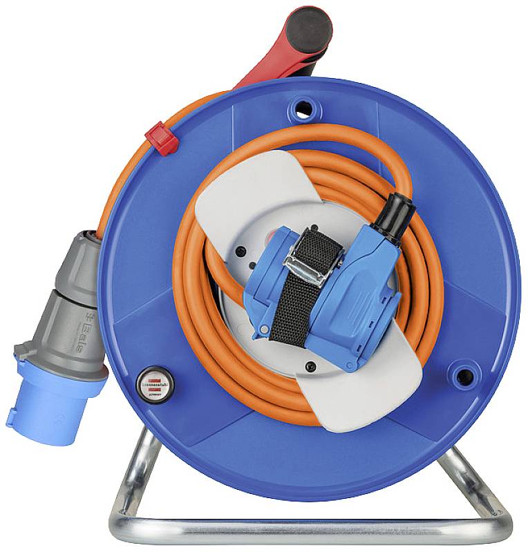 Blaue Kabeltrommel mit orangefarbenem Kabel, grauem und blauem Stecker. Sie steht auf einem silbernen Metallgestell.