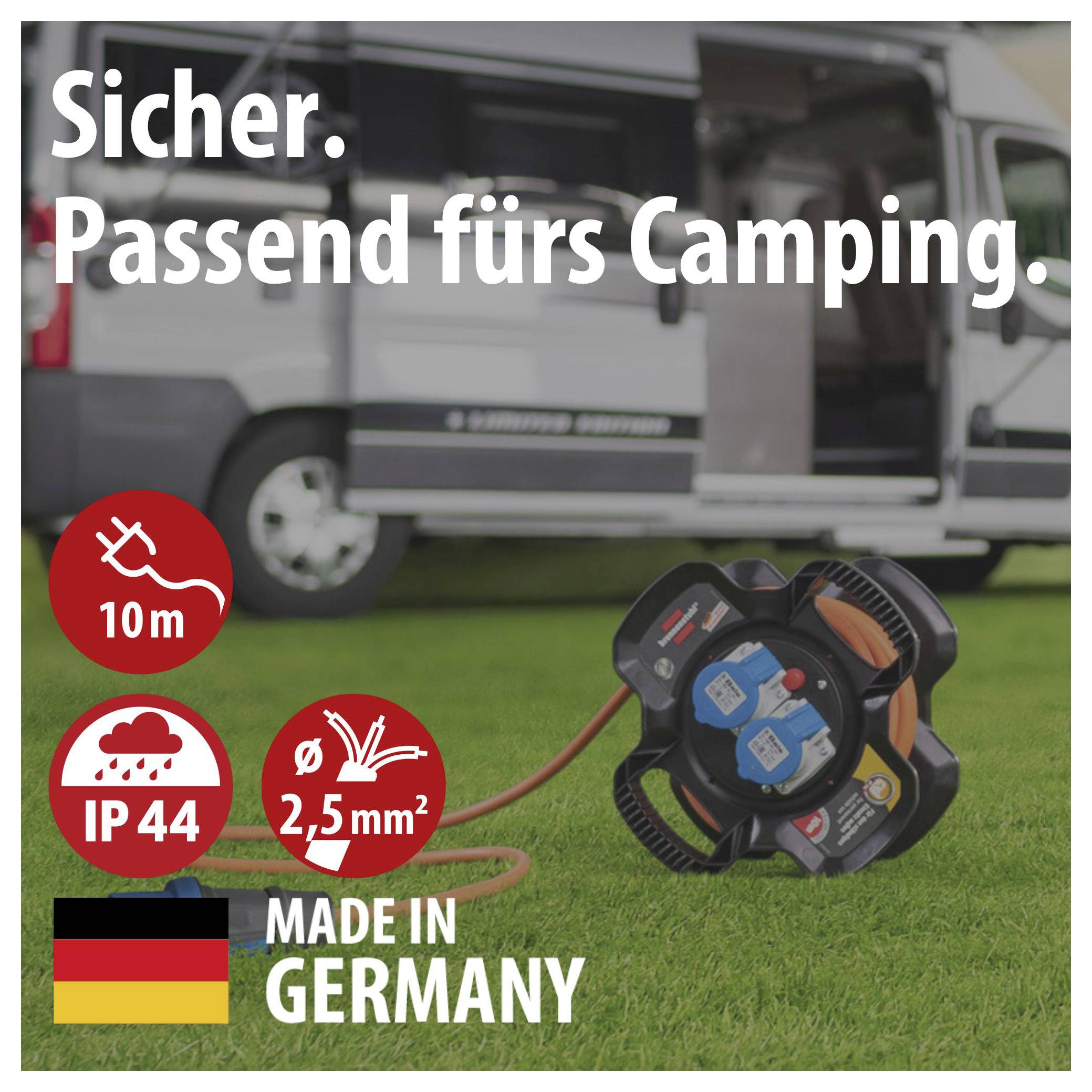 Werbeabbildung eines Kabelaufrollers vor einem Wohnmobil mit Text 'Sicher. Passend fürs Camping.', Symbolen für 10 m, IP44, 2,5 mm² und 'Made in Germany'.