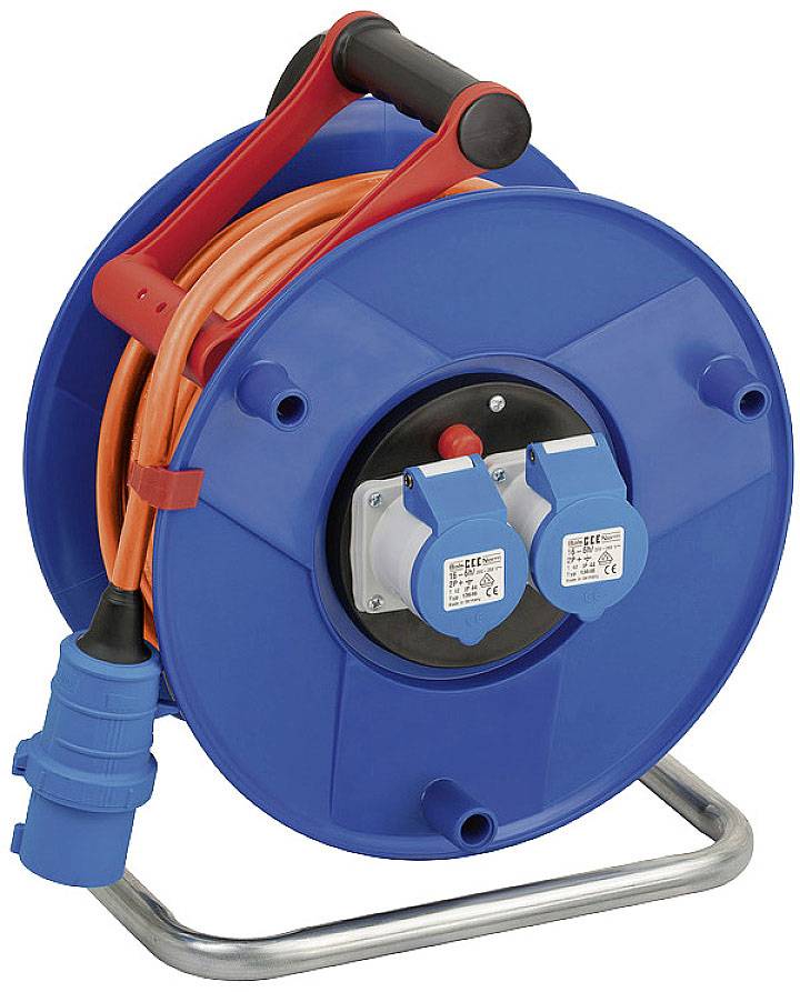 Eine blaue Kabeltrommel mit orangem Kabel, zwei Steckdosen und einem Griff zur Handhabung, stehend auf einem Metallgestell.