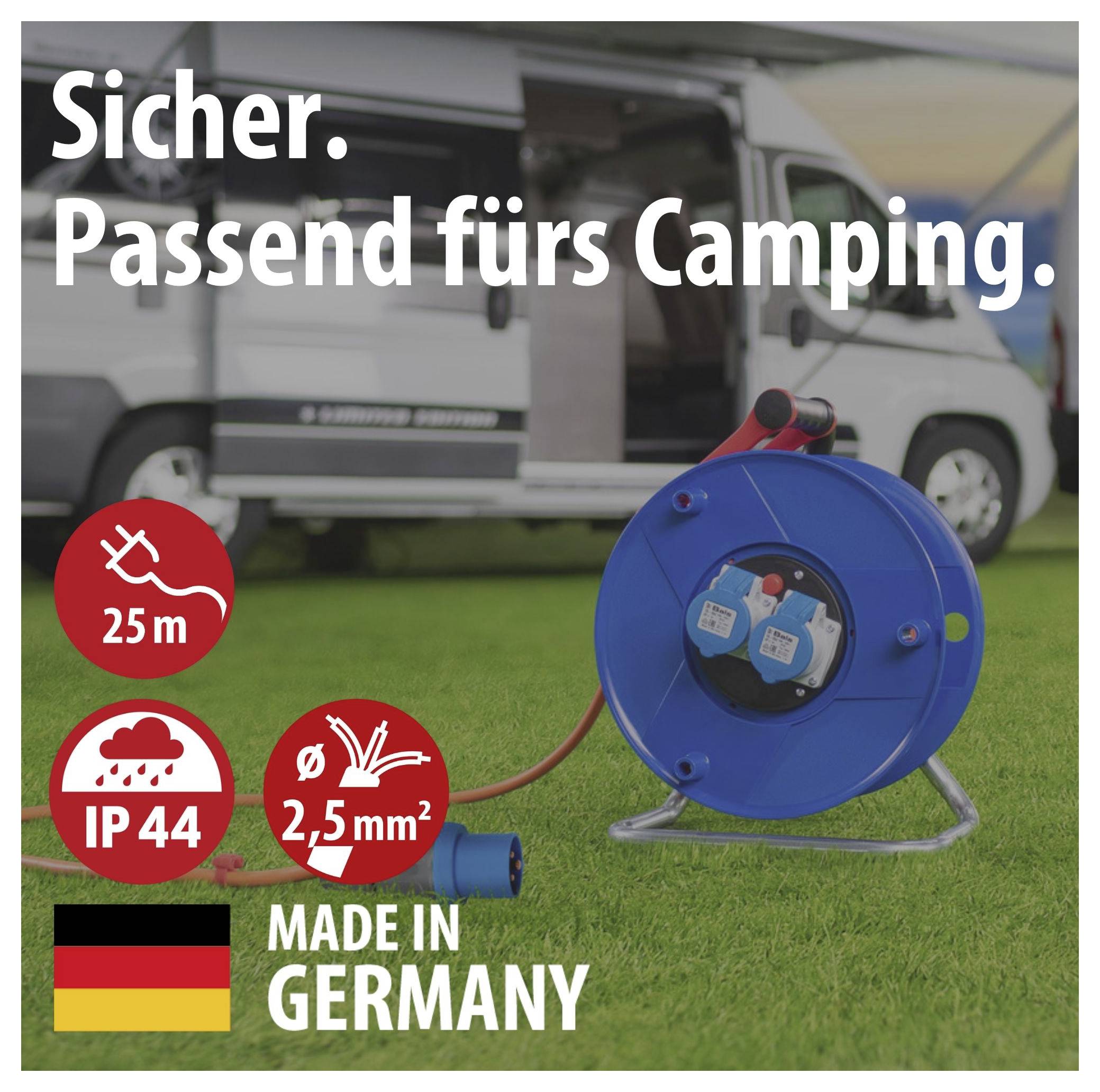 Werbeplakat für einen Camping-Stromkabel-Aufroller vor einem Wohnmobil mit Text 'Sicher. Passend fürs Camping.', Symbolen für 25 m, IP44, 2,5 mm² und 'Made in Germany'.
