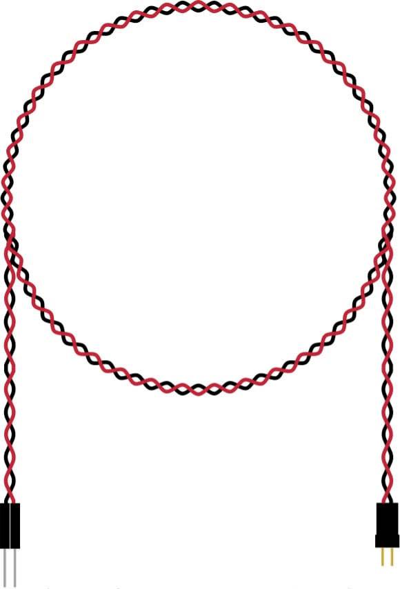 Zwei verdrillte rot-schwarze Kabel mit Steckern an den Enden, die eine Schleife bilden, vor einem weißen Hintergrund.