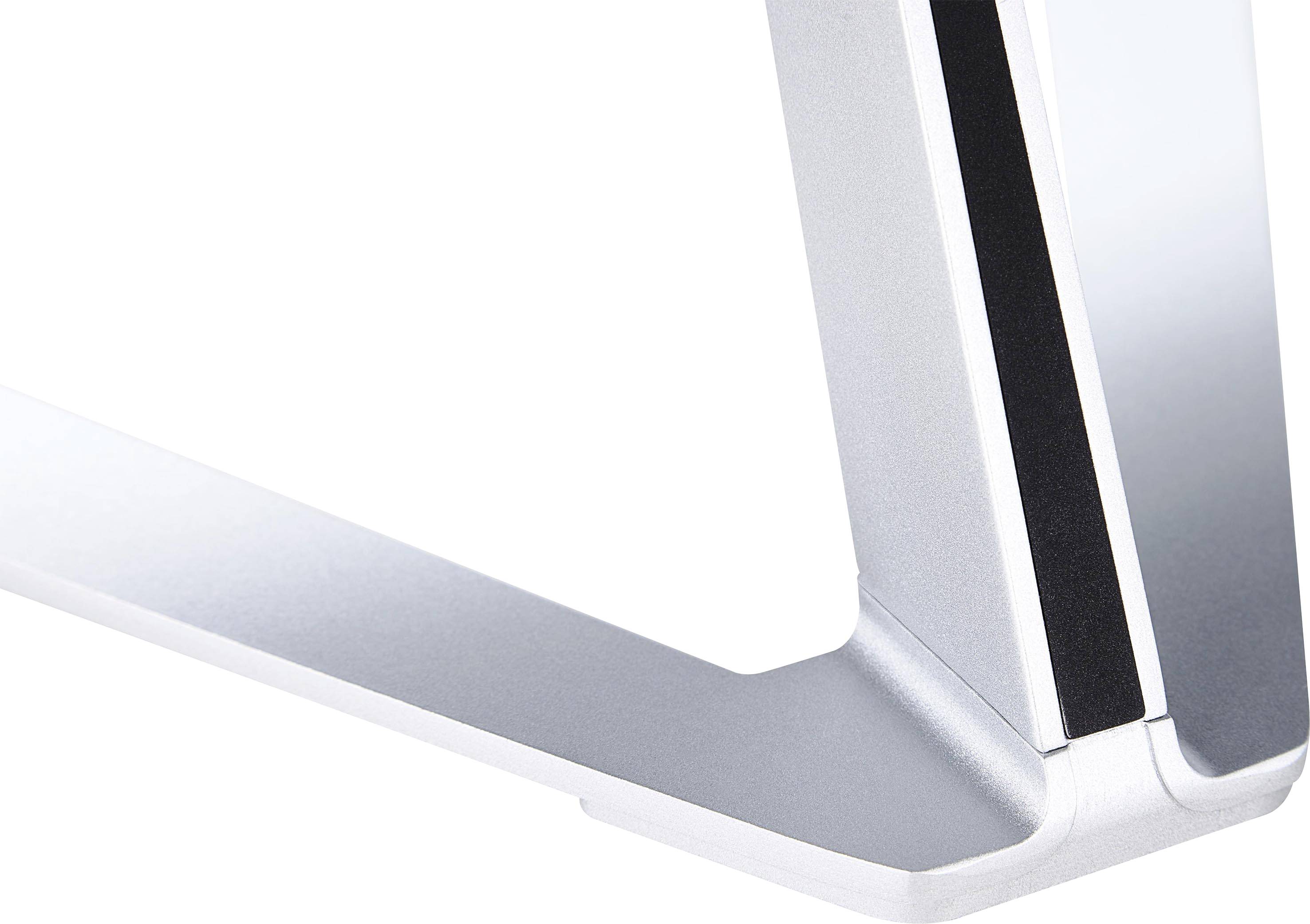Nahaufnahme eines glänzenden, silbernen Metallständers mit klaren Kanten und modernem Design.
