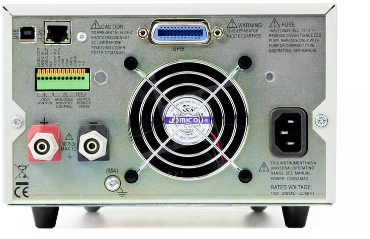 Rückansicht eines elektronischen Geräts mit Lüfter, Anschlussbuchsen, und GPIB-Port. Warnschilder weisen auf Spannung und Sicherung hin.