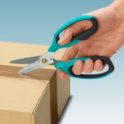 Eine Hand schneidet mit einer Schere Klebeband von einem Karton ab.