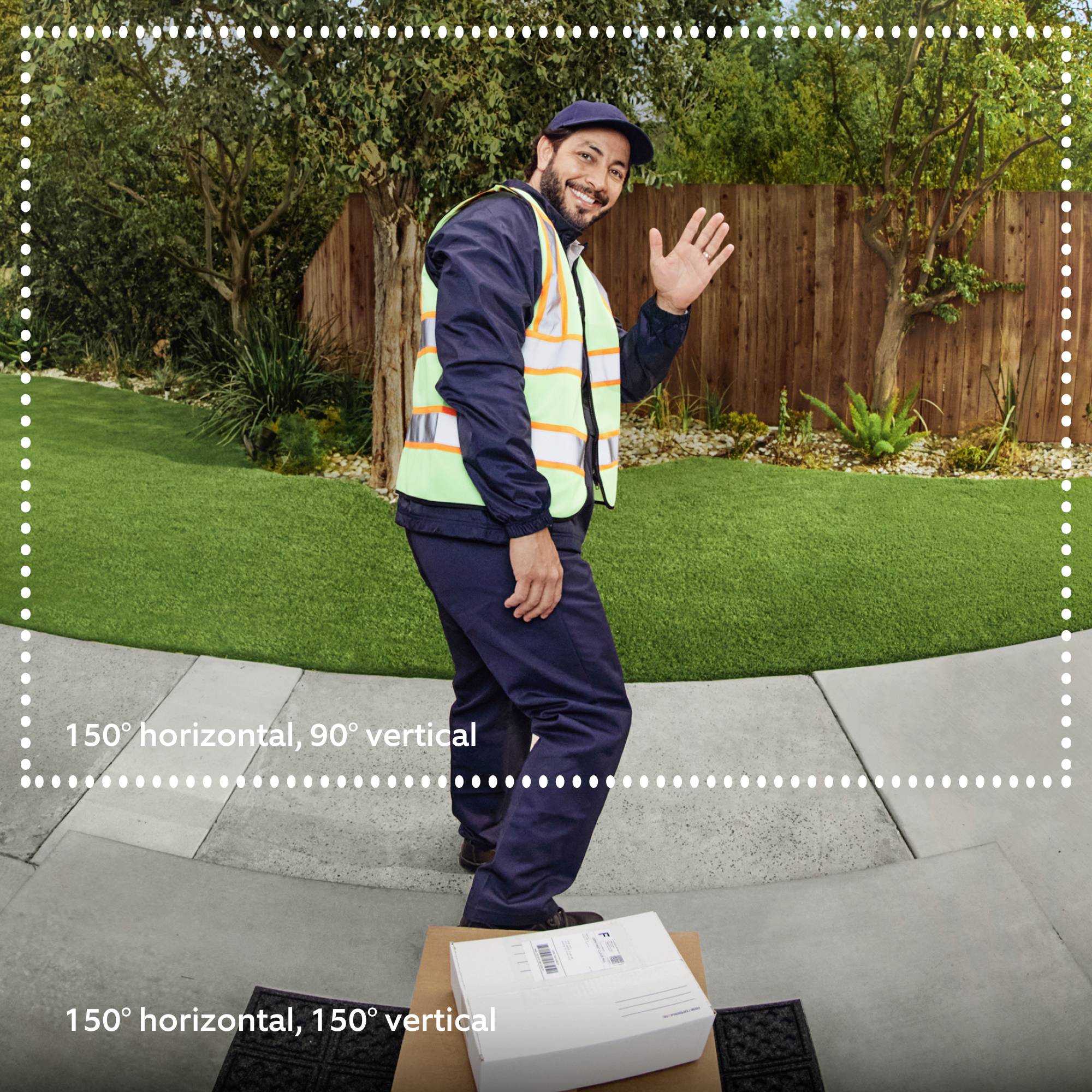 Ein Kurier in Uniform hält ein Paket und winkt freundlich, während er auf einer Betonfläche im Garten steht.