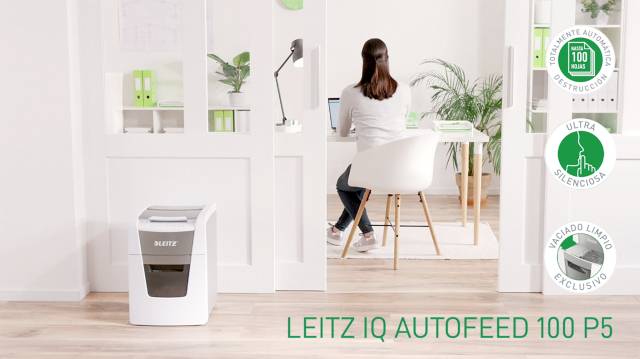 Frau am Schreibtisch mit Laptop, im Vordergrund ein Leitz IQ Autofeed 100 P5 Aktenvernichter, Text 'Leitz IQ Autofeed 100 P5'.