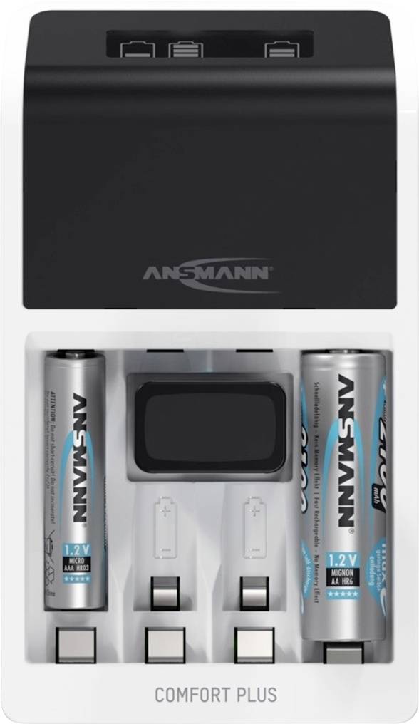 Ladegerät mit vier AA-Batterien in verschiedenen Laderäumen. Zwei Batterien befinden sich im Ladegerät, zwei darüber liegend.