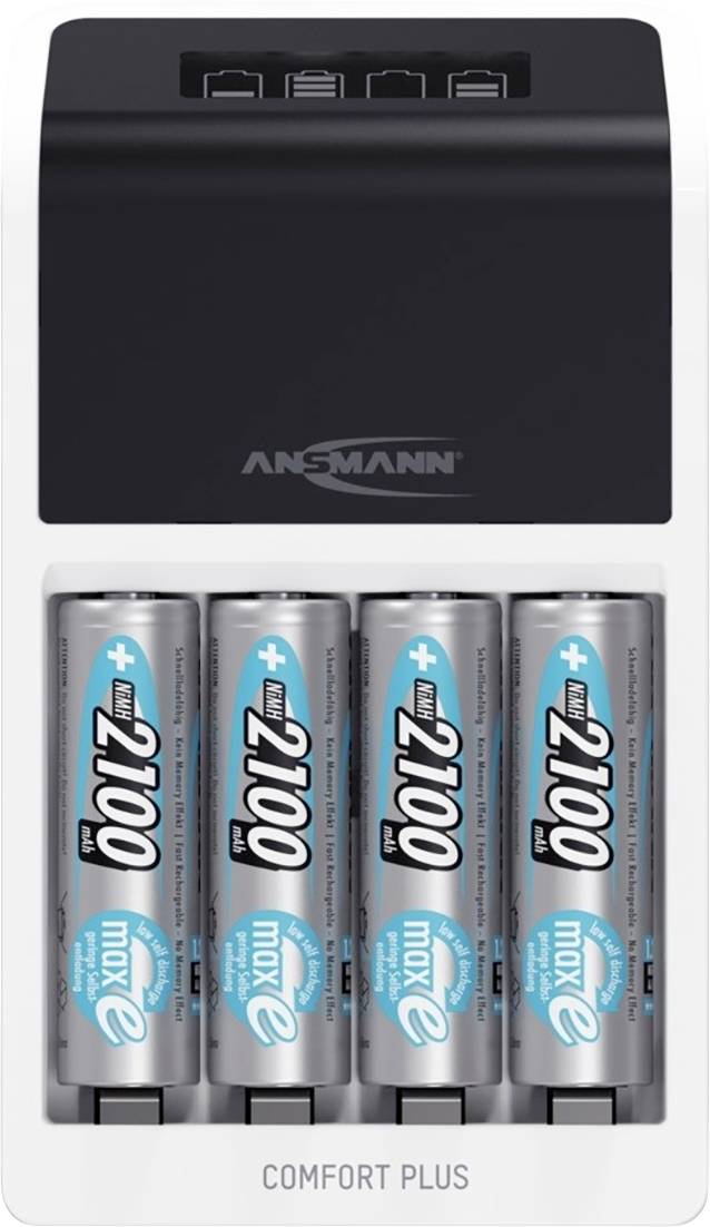 Vier aufgeladene Batterien in einem schwarzen Ladegerät mit der Aufschrift 'COMFORT PLUS'.