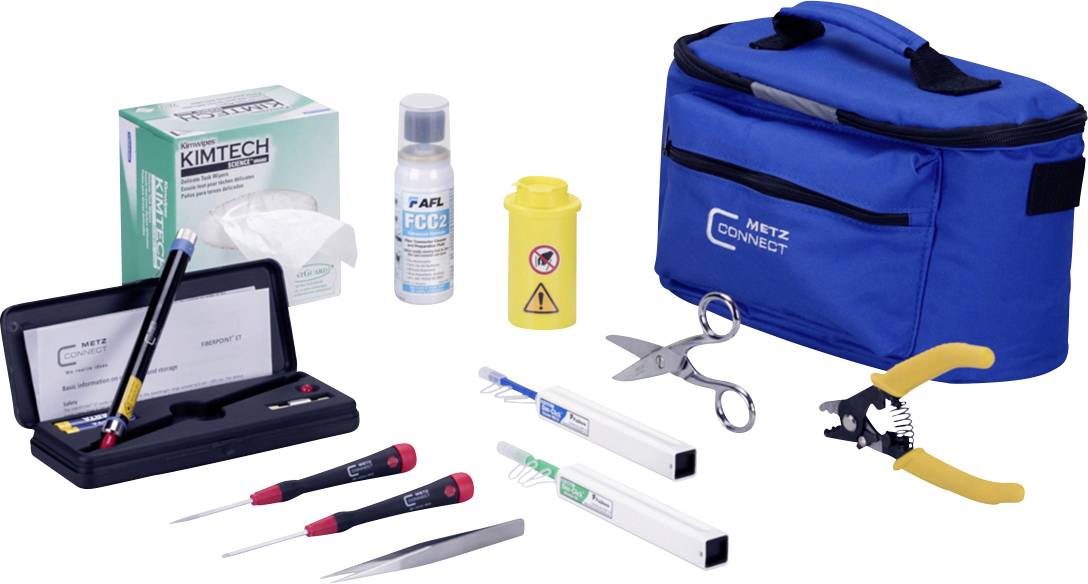 Ein Set von Werkzeugen und Materialien zur Glasfaserverkabelung mit Schere, Kabelabisolierer, Reinigungsflüssigkeit und Transporttasche.