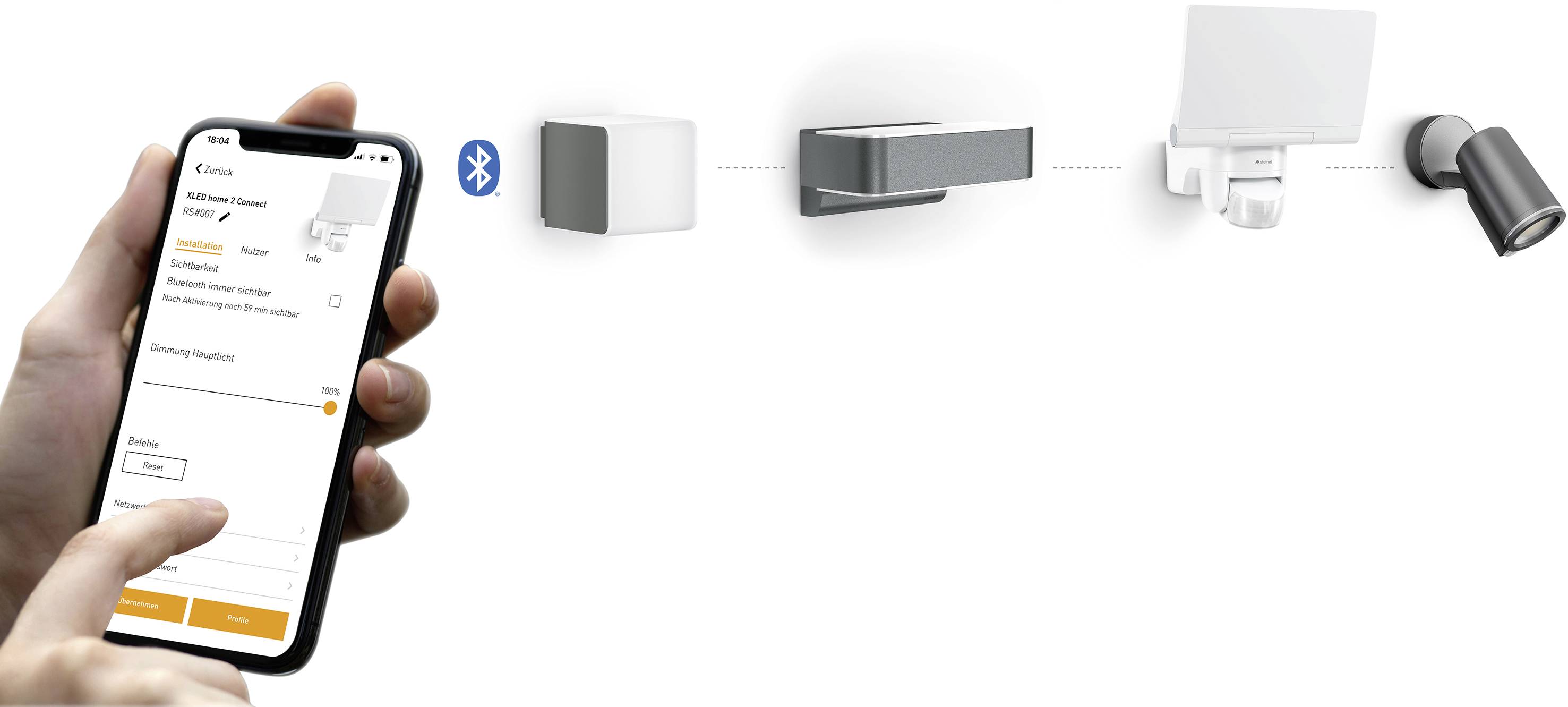 Person hält Smartphone mit App zur Steuerung von vier verschiedenen smarten Leuchten über Bluetooth.