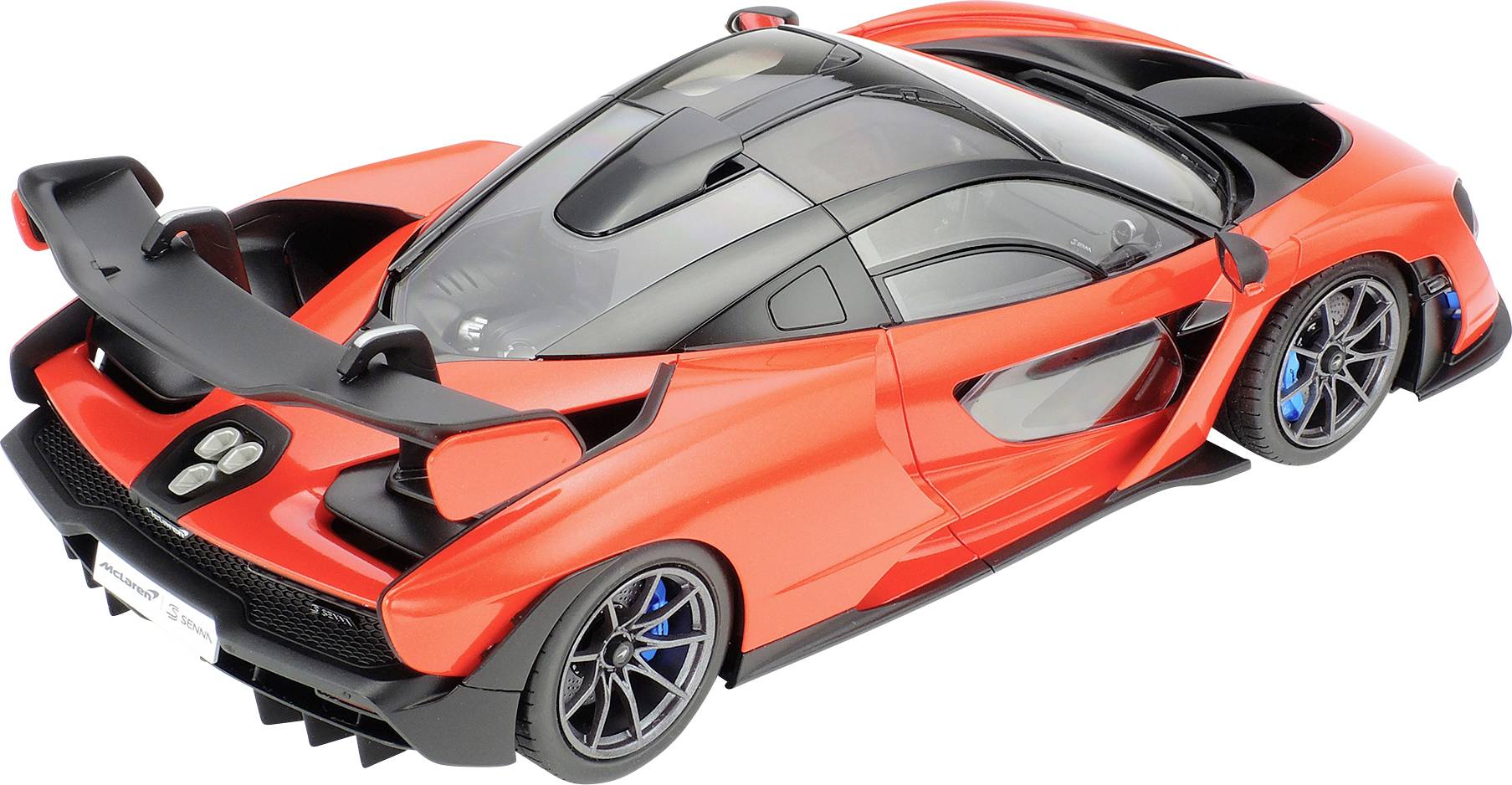 Ein rotes, sportliches Auto mit auffälligem Heckspoiler und blauen Felgen. Design betont aerodynamische Linien und aggressiven Stil.