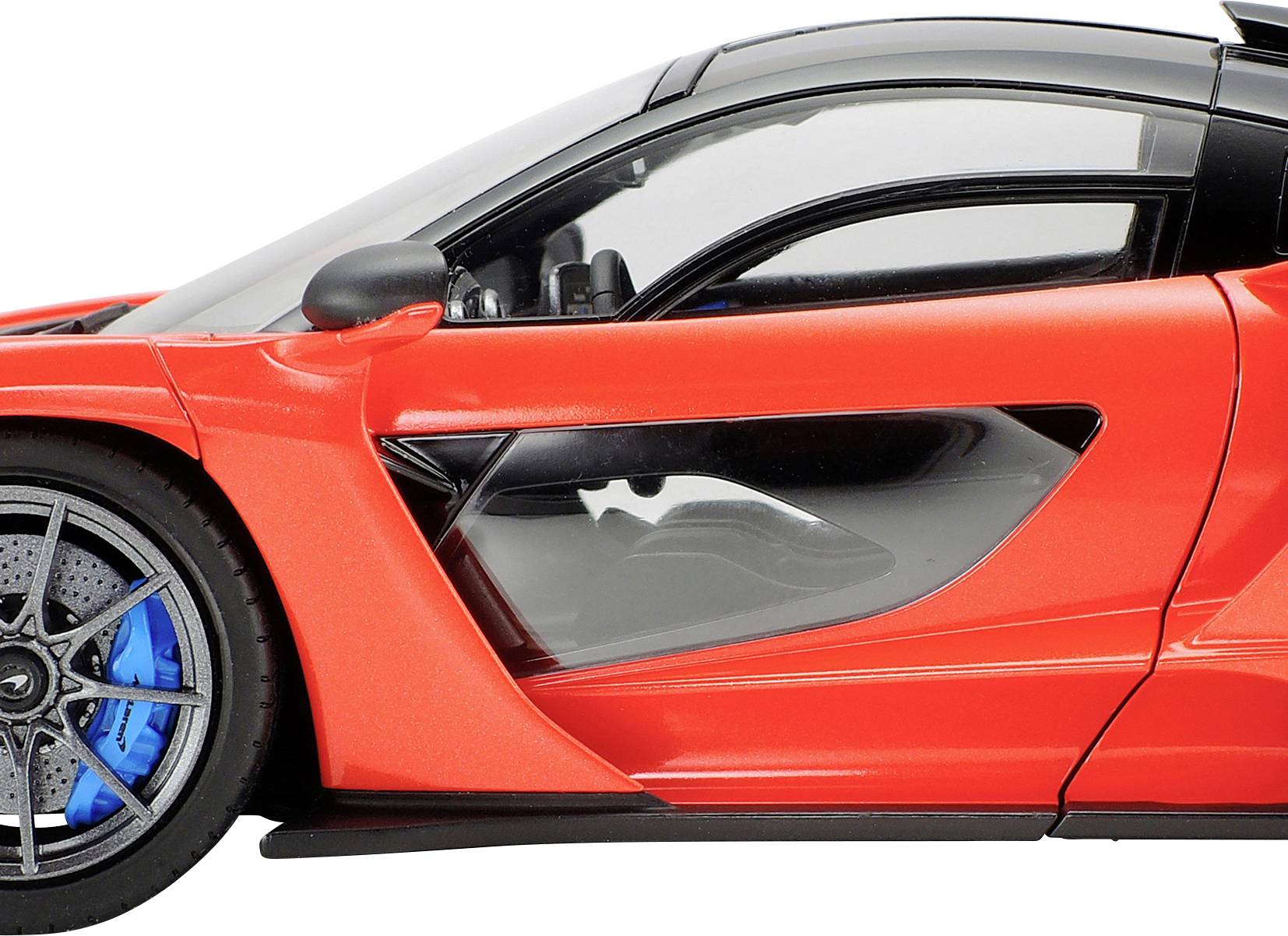 Ein rotes Sportauto mit schwarzen und blauen Details, fokussiert auf die rechte Fahrzeugseite. Klare Fenster und sportliches Design erkennbar.