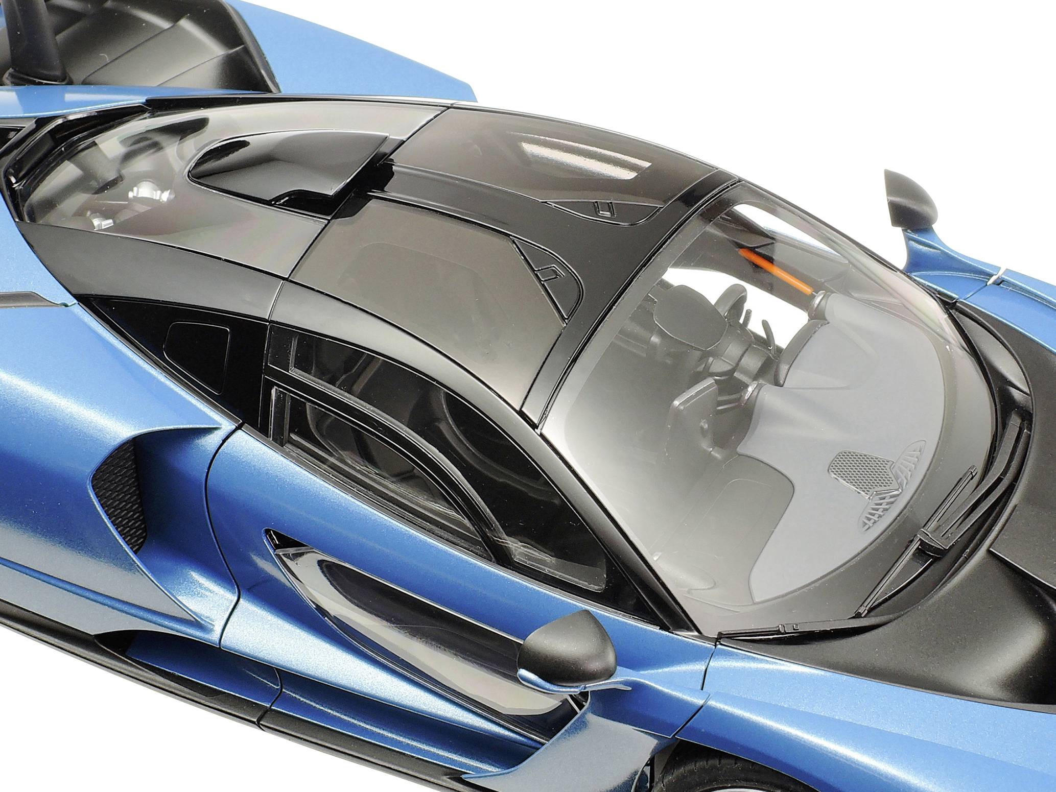 Blaues Sportwagenmodell mit futuristischem Design und schwarzem Dach, gezeigt in der Draufsicht.