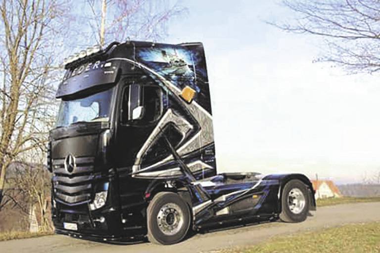 Italeri 3935 MB Actros MP4 Show GigaSpace Truckmodell Bausatz 1:24