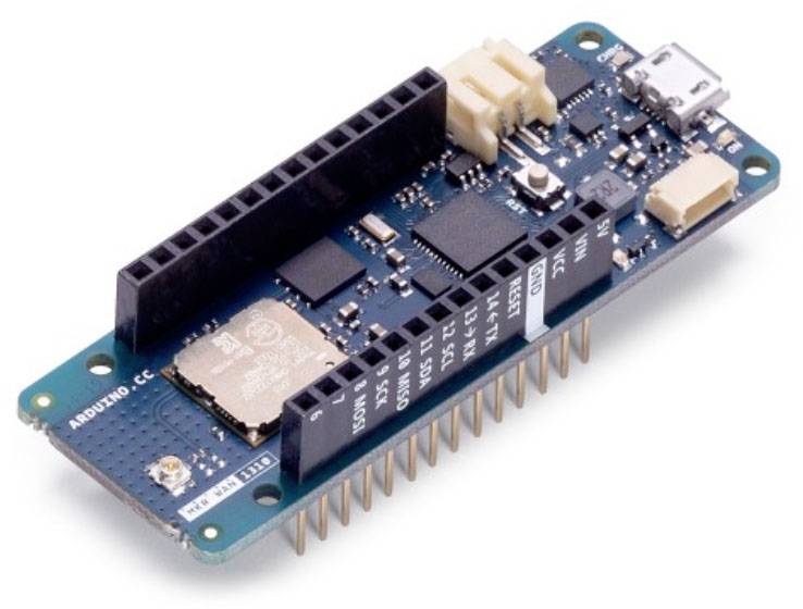 Ein Arduino-Board mit verschiedenen Anschlüssen und elektronischen Komponenten, geeignet für Programmier- und Elektronikprojekte.