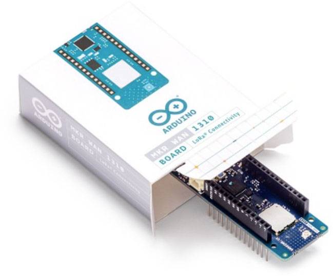 Ein geöffnetes Paket zeigt ein Arduino-Board MKR WAN 1310, halb aus der Verpackung gezogen.