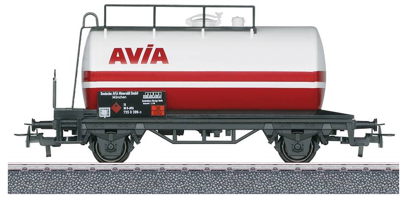 Modellzug-Tankwagen mit silbernem und rotem AVIA-Logo auf der Seite, detailliertes Geländer und Leiter, positioniert auf Eisenbahngleisen.