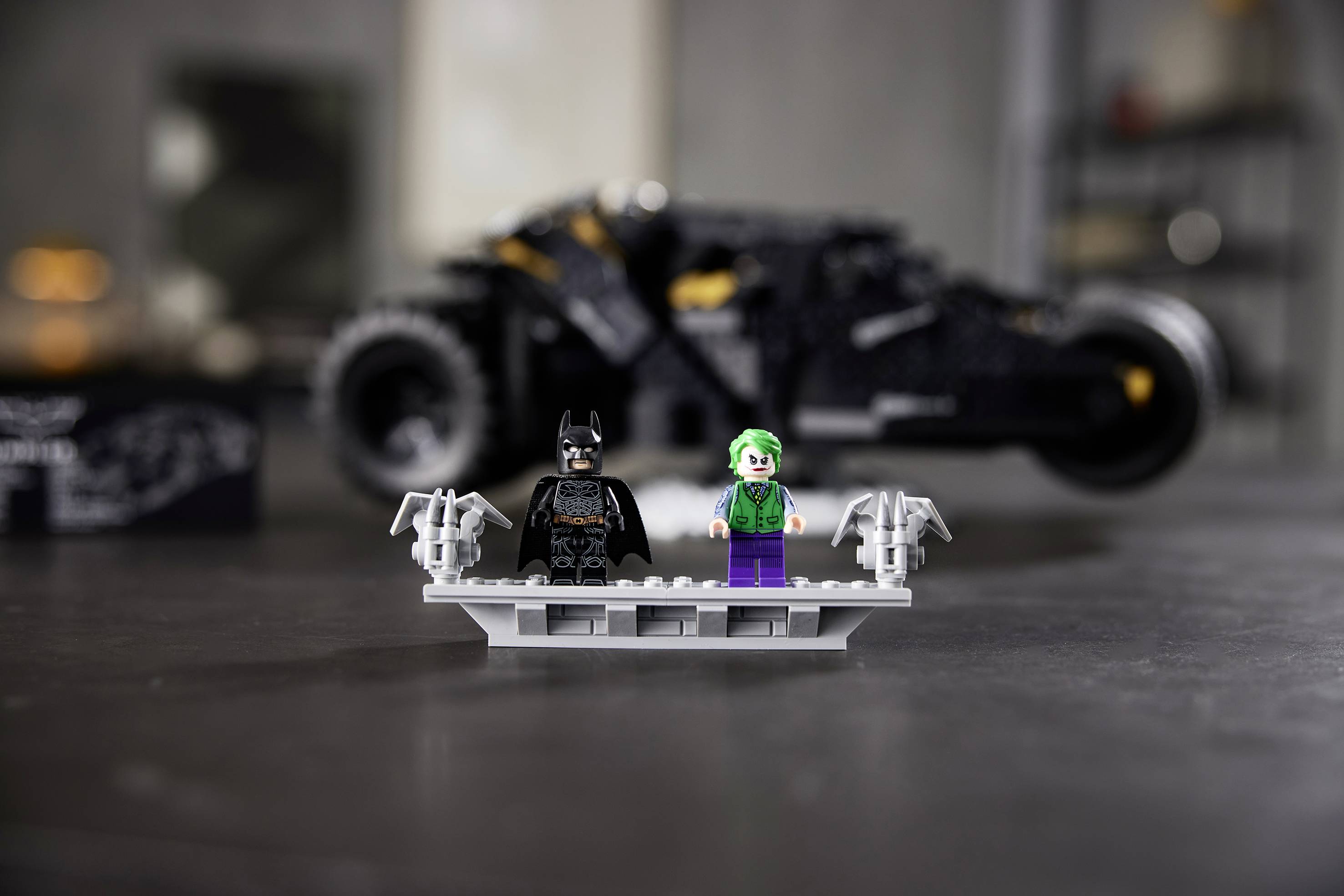 76240 LEGO® DC COMICS SUPER HEROES Batmobile™ Tumbler