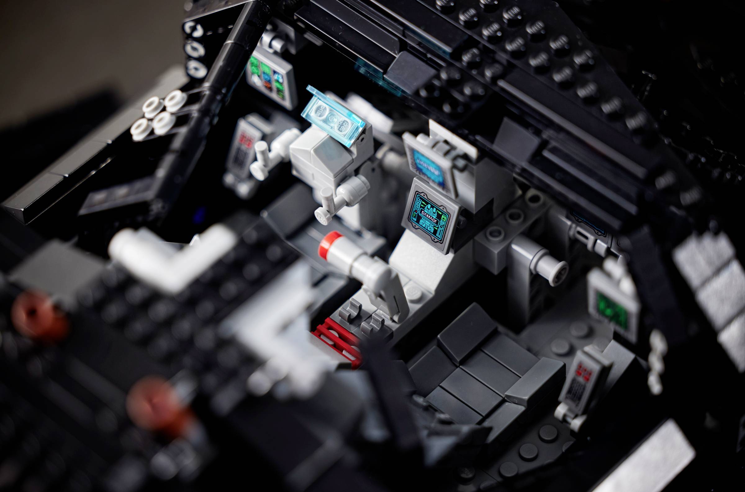 76240 LEGO® DC COMICS SUPER HEROES Batmobile™ Tumbler