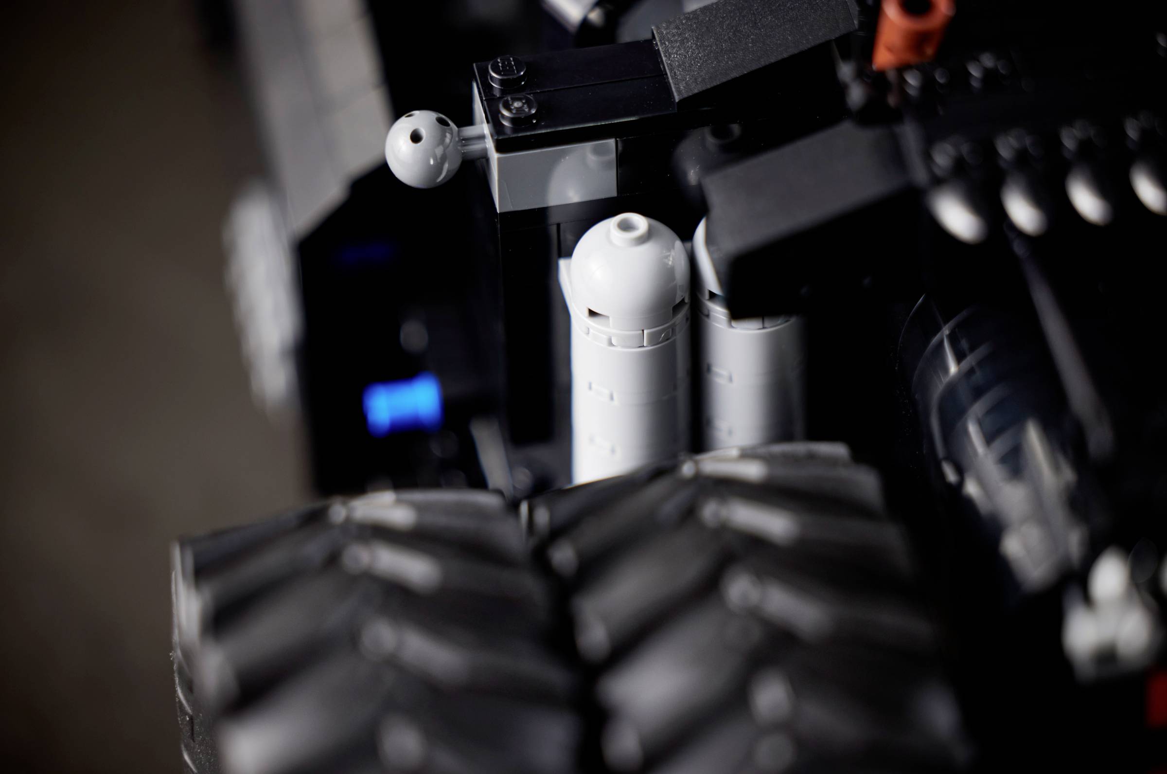 76240 LEGO® DC COMICS SUPER HEROES Batmobile™ Tumbler