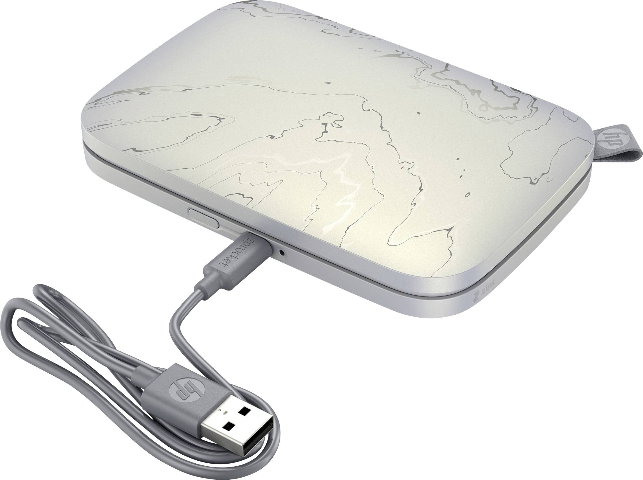 Externe Festplatte mit USB-Anschluss, silbern, auf einem weißem Hintergrund. Kabel das mit der Festplatte verbunden ist, zeigt die Vorderseite.