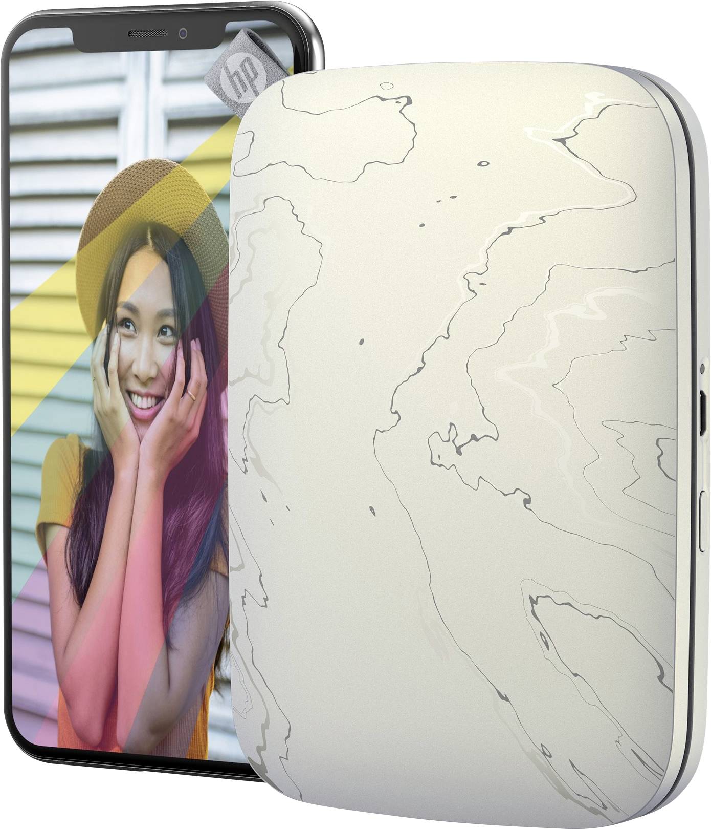 Ein tragbarer Fotodrucker neben einem Smartphone. Auf dem Smartphone-Display ist eine lächelnde Frau mit Hut zu sehen.