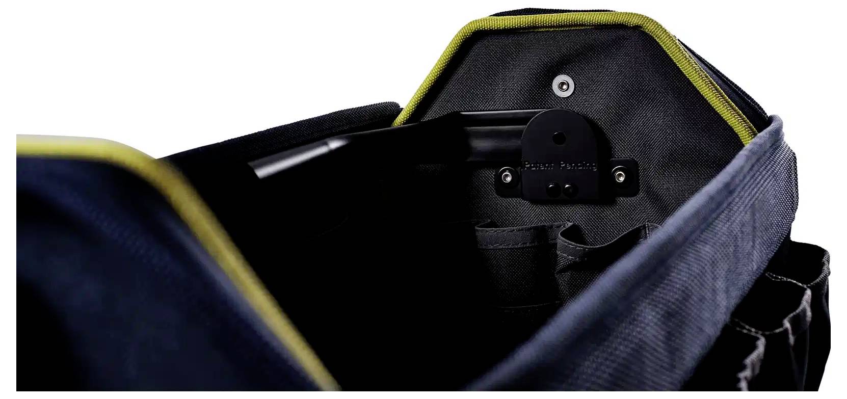 Eine offene Werkzeugkiste mit Innenaufteilungen, die gelbe Kanten haben, und einem Verschluss zum Sichern von Werkzeugen.