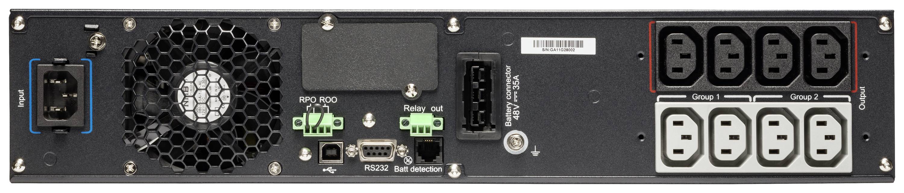 Rückseite eines elektronischen Geräts mit Lüfter, Stromanschluss, seriellen Anschlüssen und mehreren Steckdosen in zwei Gruppen.