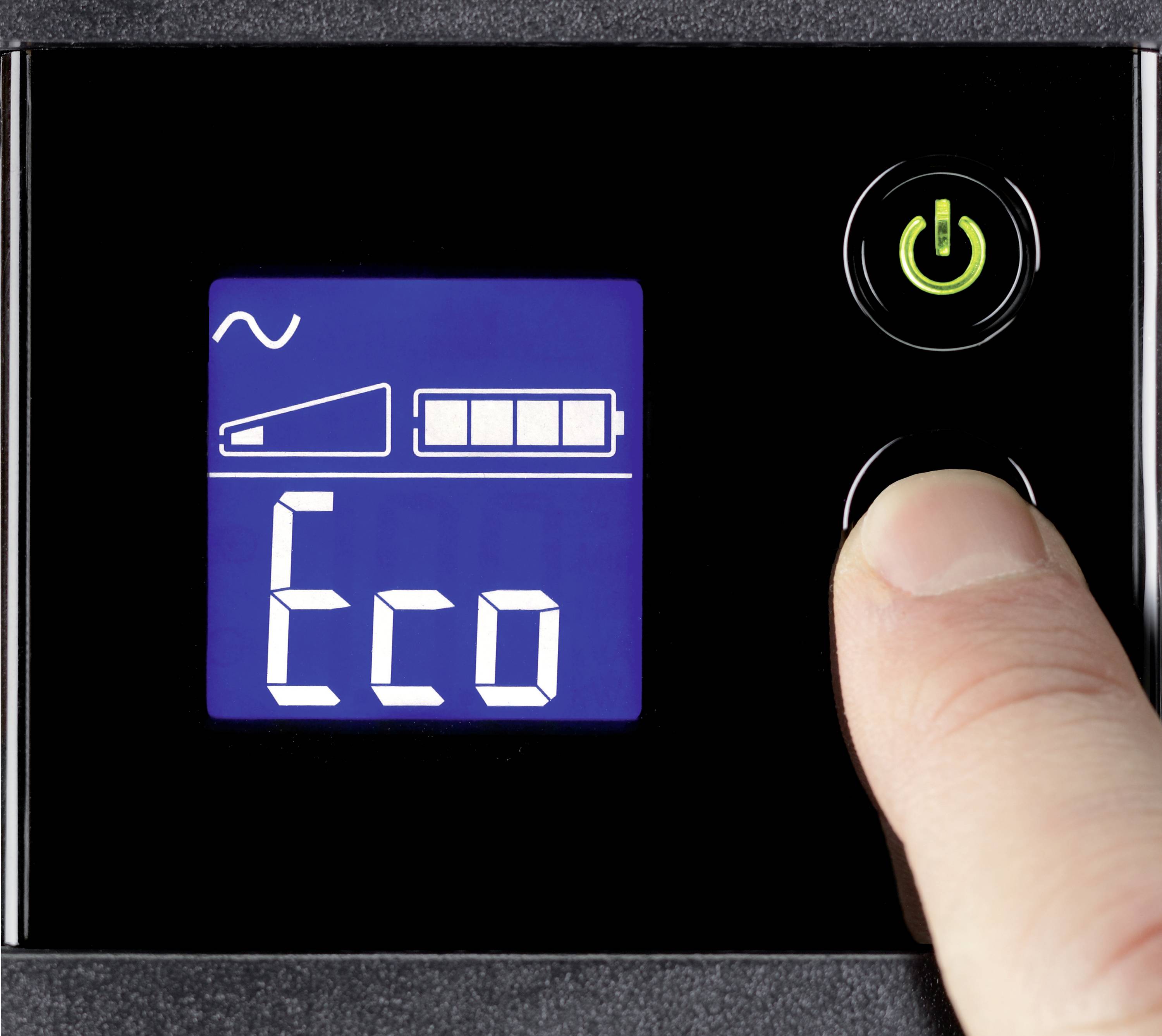 Finger drückt einen Knopf auf einem Display, das den Modus 'Eco' und einen halb gefüllten Ladebalken anzeigt. Ein grüner Power-Knopf ist sichtbar.